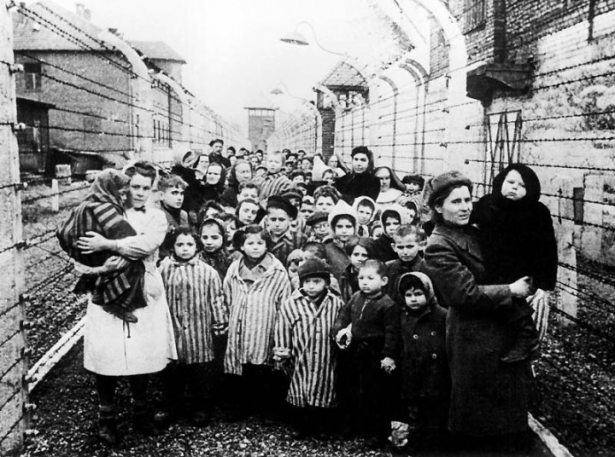 Освобожденные дети из концлагеря Освенцим