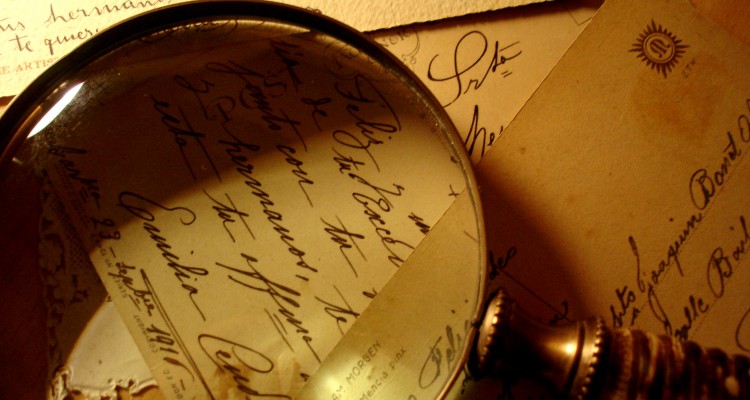 Postcards_and_magnifying_glass