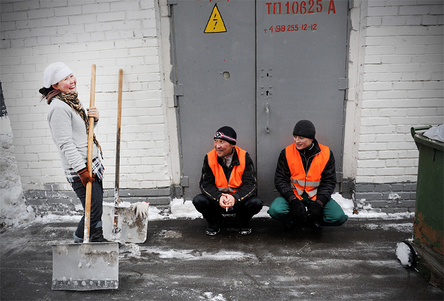 Сотрудники коммунальных служб отдыхают на улице. © Артем Житенев/РИА Новости