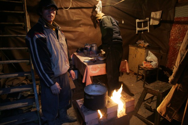 Рабочие из Узбекистана в бытовке в Подмосковье. Фото: rg.ru