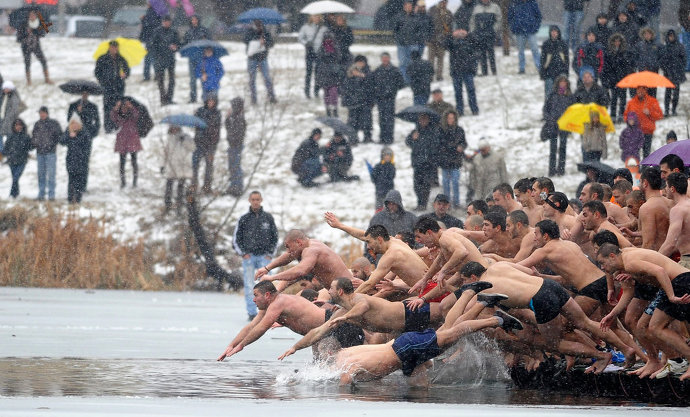 Заплыв на Крещение в Болгарии. Источник фото: http://boshsoz.com/foto/6086-rozhdestvo-kreshhene-i-prazdnik-trex-korolej