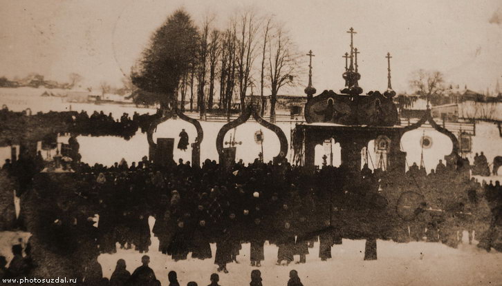 Иорданская сень в праздник Крещения на реке Каменка в Суздале.