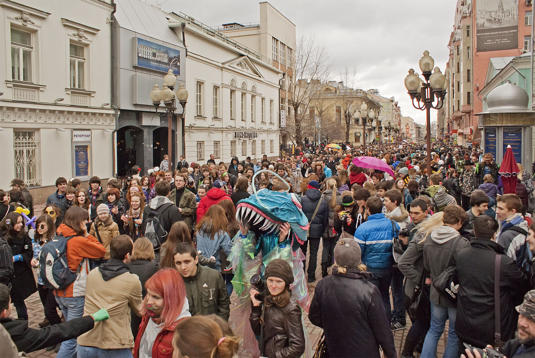 Люди на улице в москве