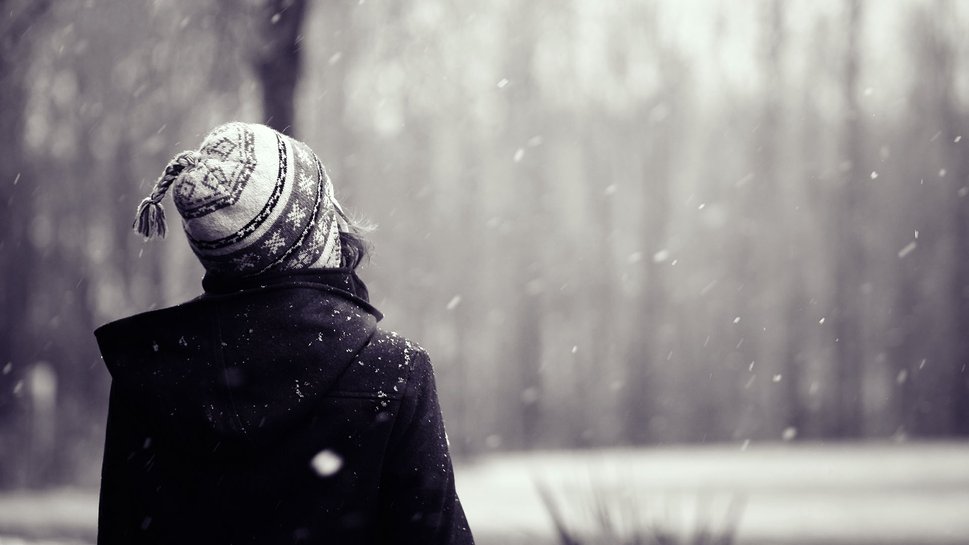 117399__mood-girl-winter-snow-hat-hair-background-wallpaper_p