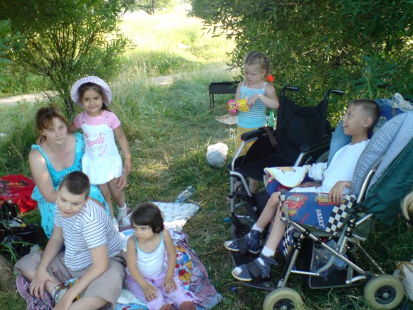 Брэд Питт, Анджелина Джоли и российские приёмные родители Почему мы берём детей в семью () Брэд Питт, Анджелина Джоли и российские приёмные родители Почему мы берём детей в семью