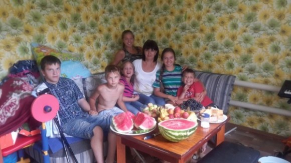 Брэд Питт, Анджелина Джоли и российские приёмные родители Почему мы берём детей в семью () Брэд Питт, Анджелина Джоли и российские приёмные родители Почему мы берём детей в семью