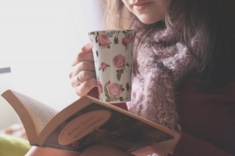 Emo_Girl_with_a_book_and_a_Cup_087118_converted