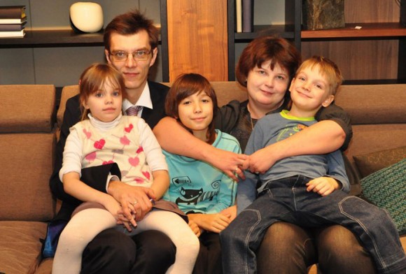 Брэд Питт, Анджелина Джоли и российские приёмные родители Почему мы берём детей в семью () Брэд Питт, Анджелина Джоли и российские приёмные родители Почему мы берём детей в семью