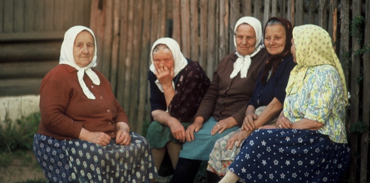 Бабки людей песня. Сарафанное радио бабки. Блаженная бабушка. Бабушка соседские дети в деревне. Блаженные женщины.