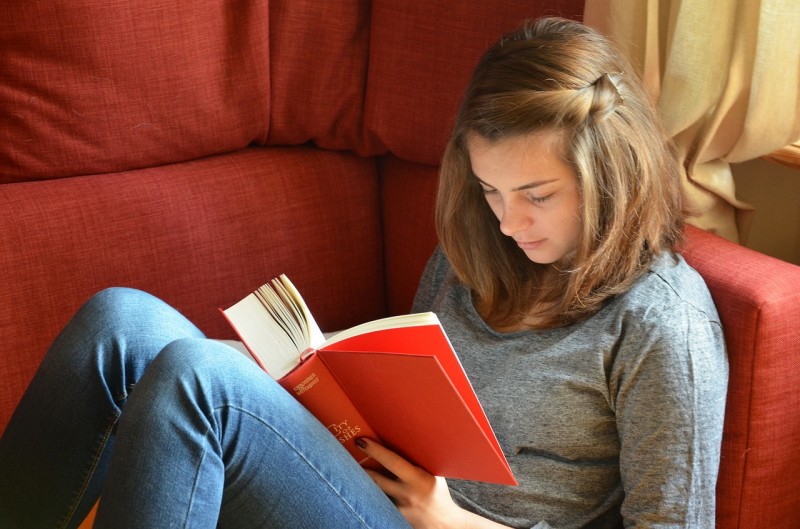 cute-girl-reading-book-sitting-sofa-hd-wallpaper