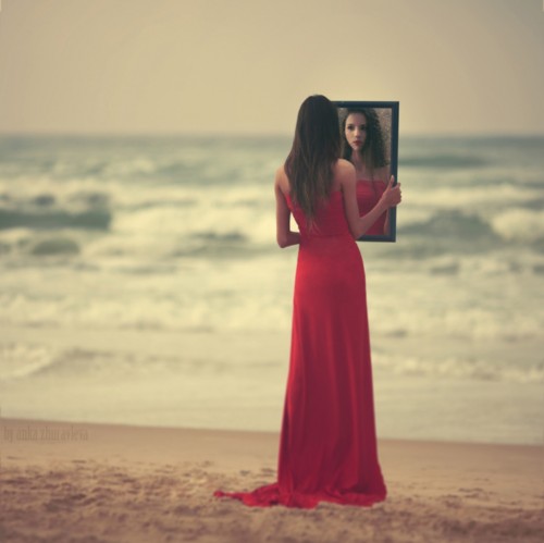 me_photography_girl_mirror_red_beach_waves_hd-wallpaper-1607572