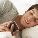 Главная причина, по которой не стоит оставлять смартфон в спальне подростка