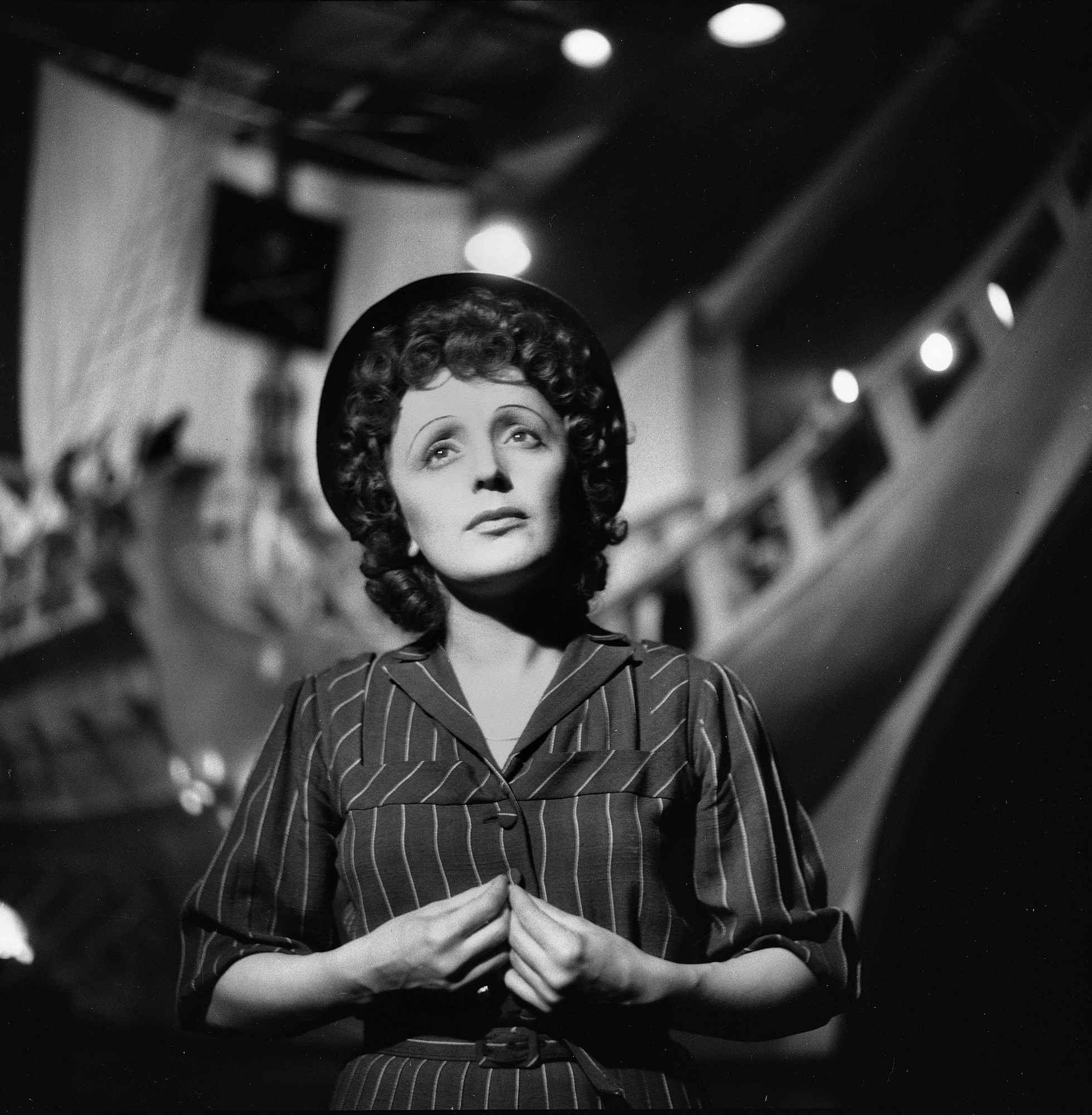 FRANCE - 1950: Edith Piaf (1915-1963), French singer. (Photo by Gaston Paris/Roger Viollet/Getty Images)