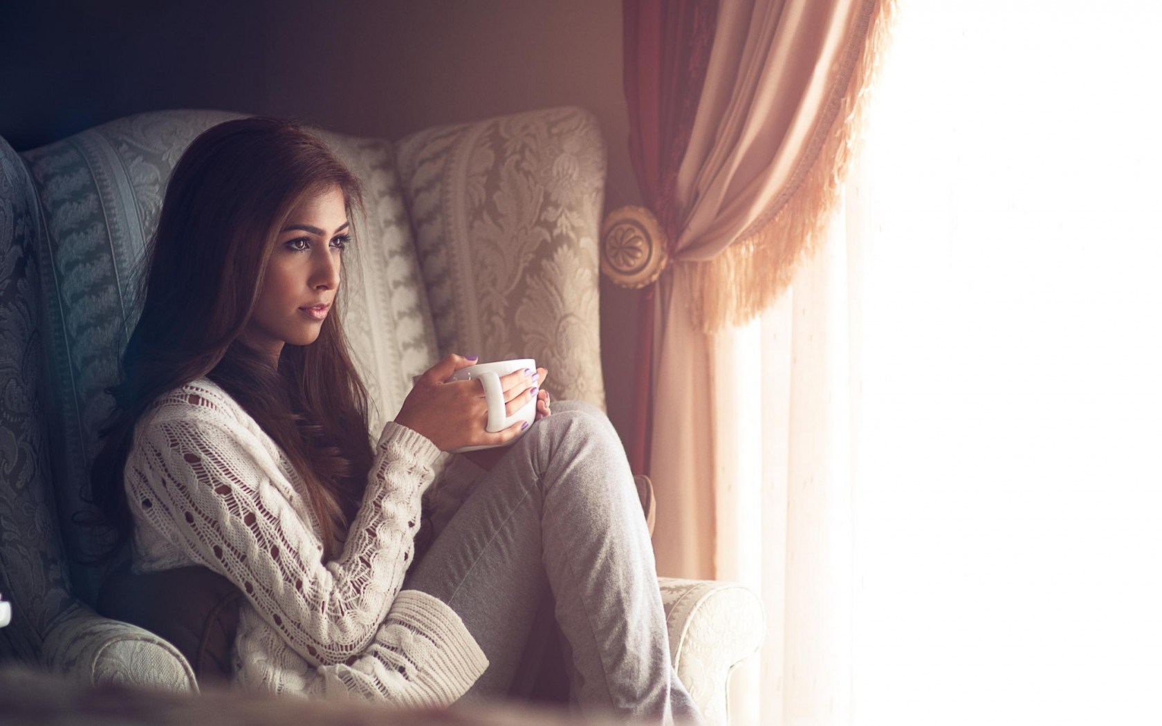 morning-sweet-mood-girl-holding-a-cup