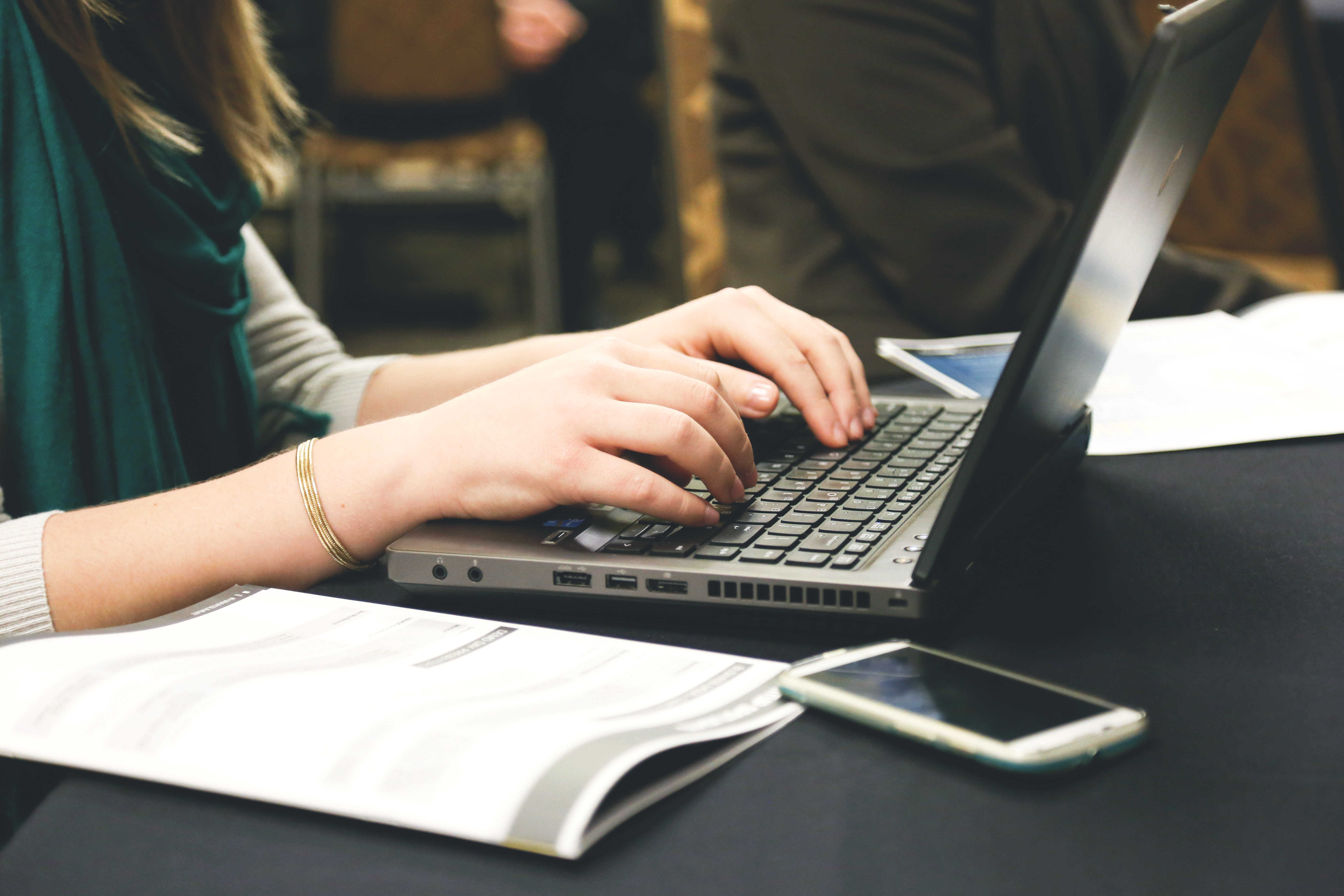 woman-typing-writing