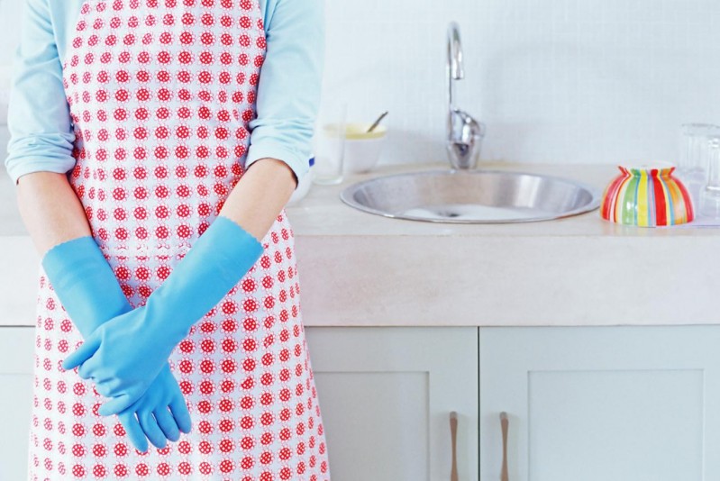 cleaning the kitchen sink