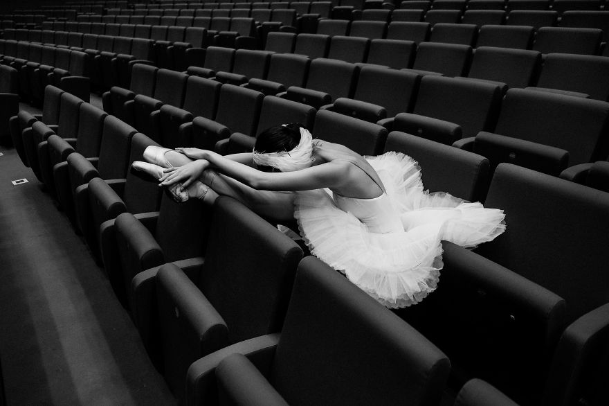Russian-Ballet-photographer-Darian-Volkova-shares-behind-the-stage-life-of-dancers8__880