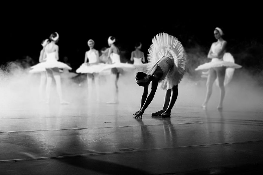 russian-ballet-photographer-darian-volkova-shows-behind-the-stage-life-of-dancers-22__880