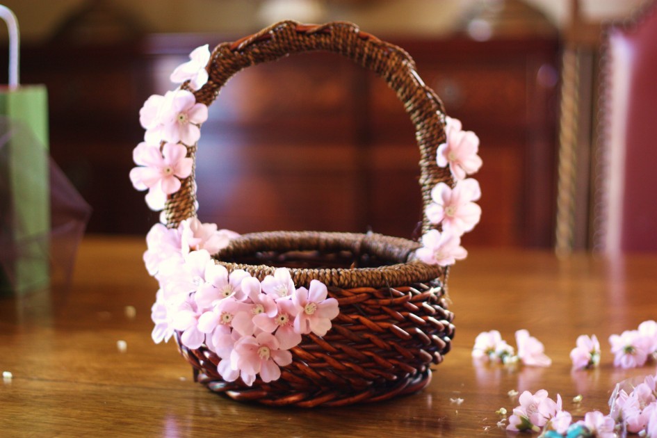 awesome-easter-baskets_round-shaped_espresso-finish_rattan-wicker-basket_pink-decorative-flower-945x630