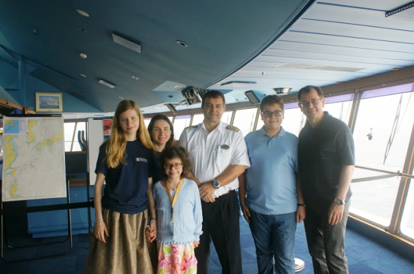 Слева направо: Маша, мама Лена, Аня, капитан корабля, Ваня, папа Юрий