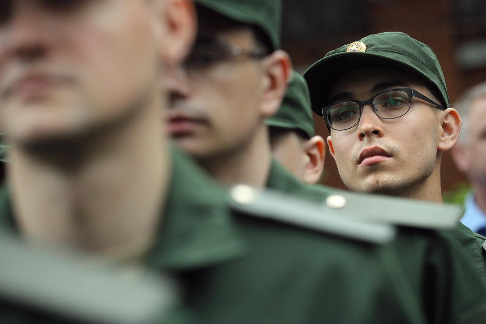 Военные с плохим зрением. Неуставные взаимоотношения между военнослужащими. Осмотр призывников. Бойцы с плохим зрением.