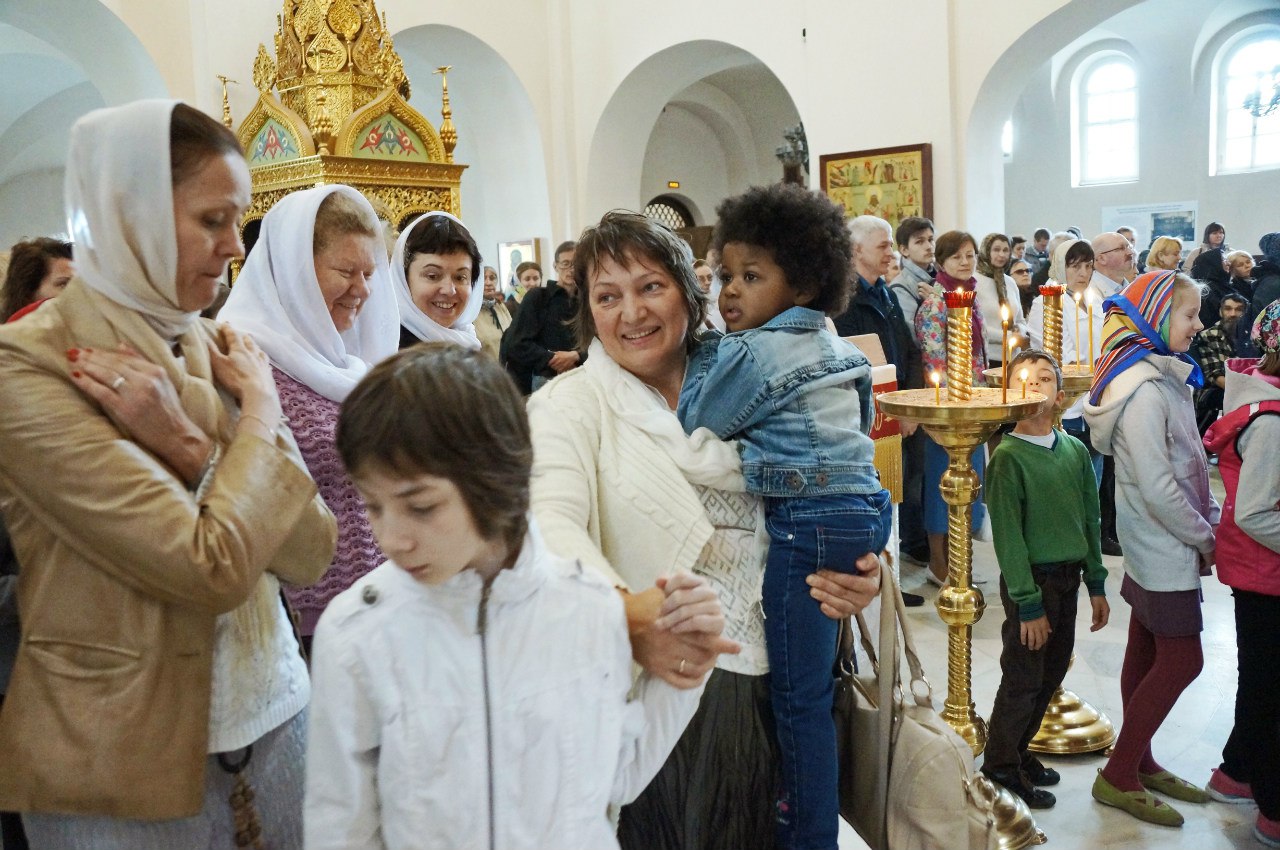 Как семья священника удочерила темнокожую девочку и незрячего подростка