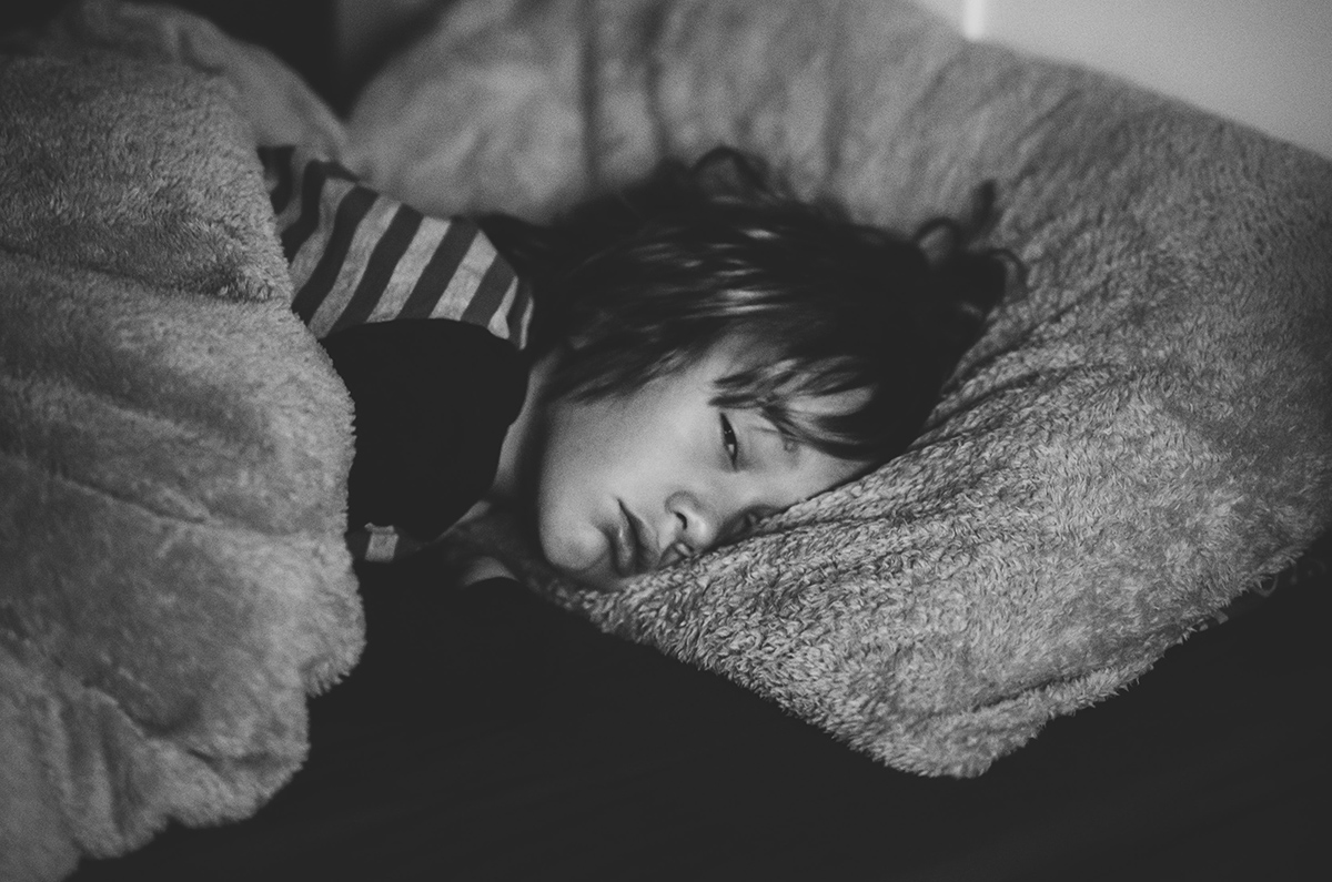 Мем наконец то высплюсь. Уснули наконец. Картинка наконец то уснул ребенок. Приколы про лежание. Когда дети наконец уснули.