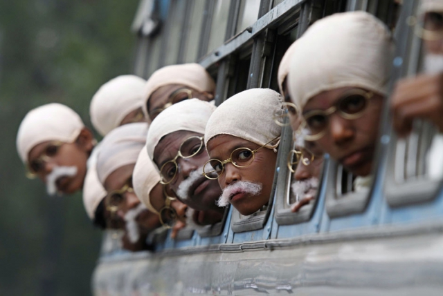 Дети, переодетые как Махатма Ганди Фото: REUTERS / Krishnendu Halder