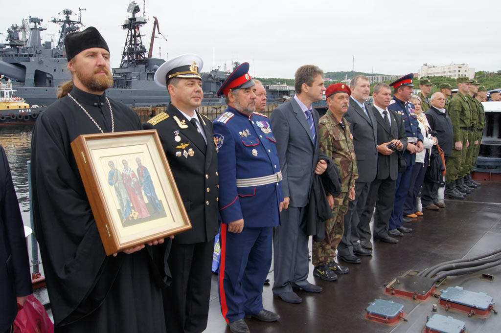 Почему священнослужители похожи на военных () Почему священнослужители похожи на военных
