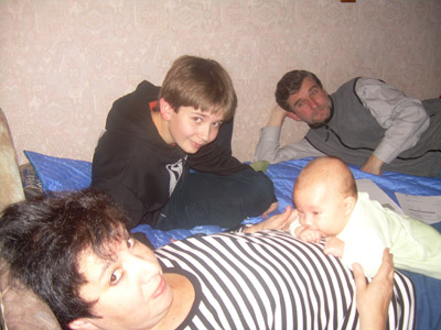 с мужем Александром, сыном Матвеем и внучкой Даниелой, 2008 год