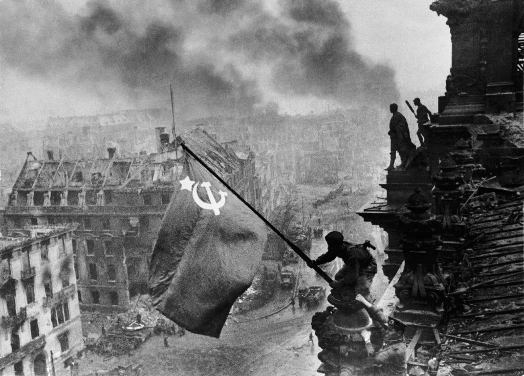 Евгений Халдей. Знамя Победы над Рейхстагом. 2.05.1945.