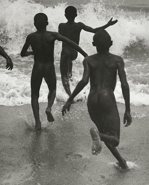 Мартин Мункачи Три мальчика, бегущие к прибою на озере Танганьика . Около 1930